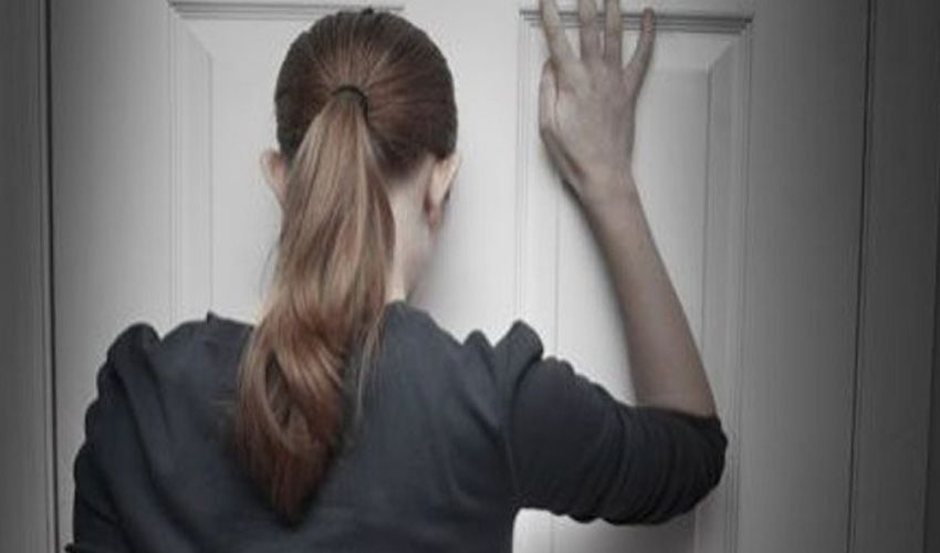Bewoonster staat buiten bij haar woning in Beek en Donk
